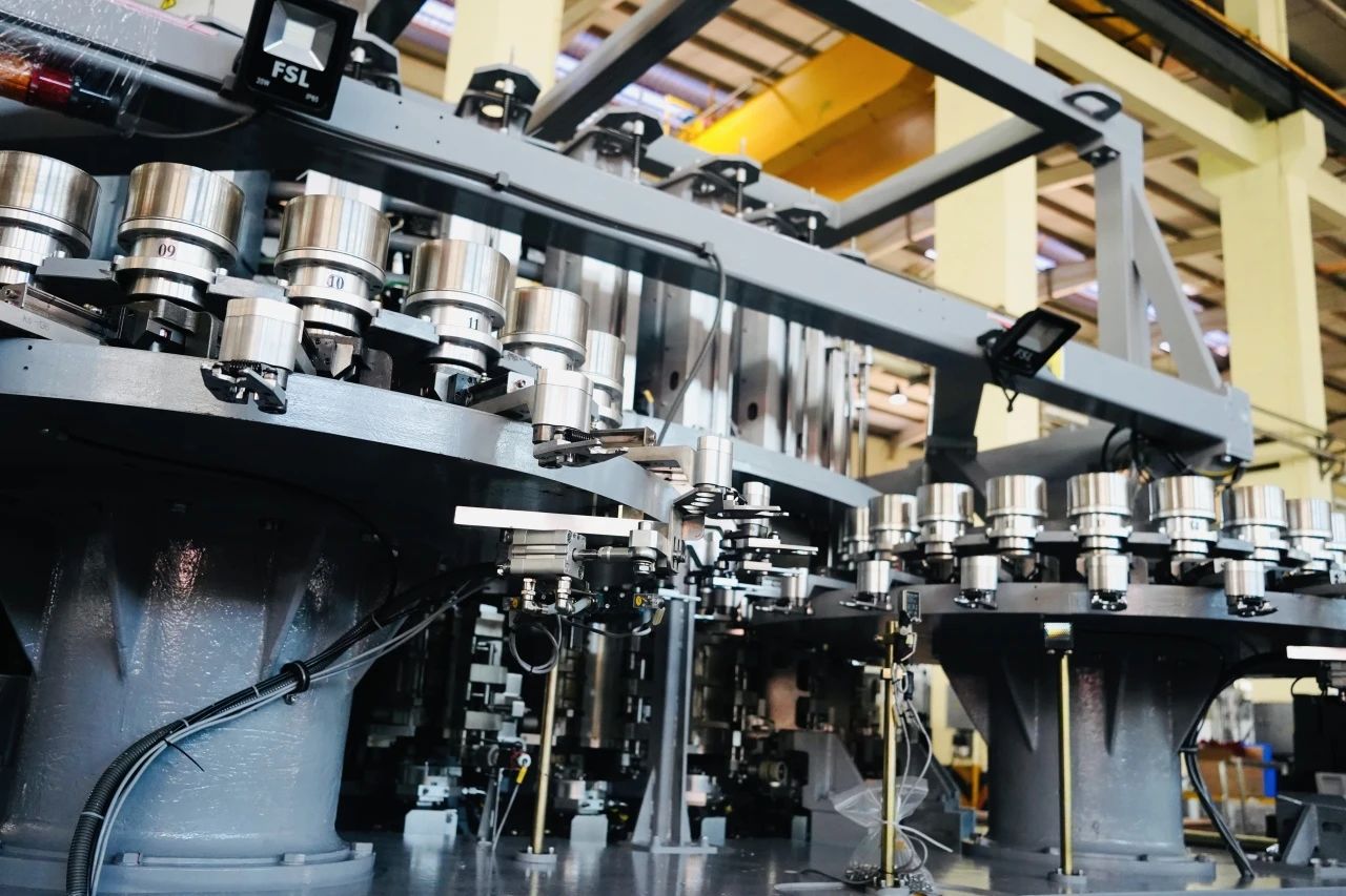 里程碑時刻！達意隆引領(lǐng)亞洲首臺自制72000BPH高速吹貼灌旋